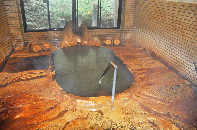 温泉津温泉「薬師湯」=島根県大田市温泉津町温泉津で、関谷徳撮影