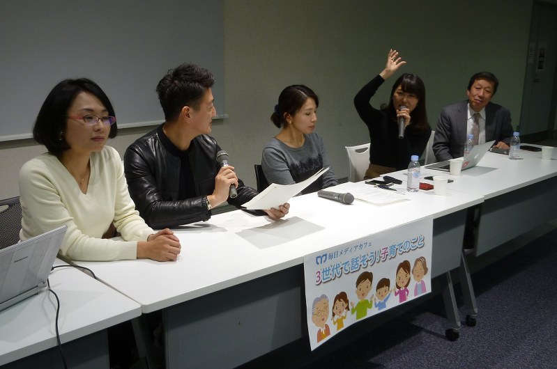 子育てをテーマに話す(左から)天野さん、堀さん、中村記者、新居さん、小川取締役=毎日ホールで