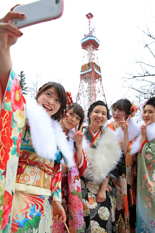 成人式 地域貢献を誓う 札幌で１万１６６７人 晴れやかに 北海道 毎日新聞