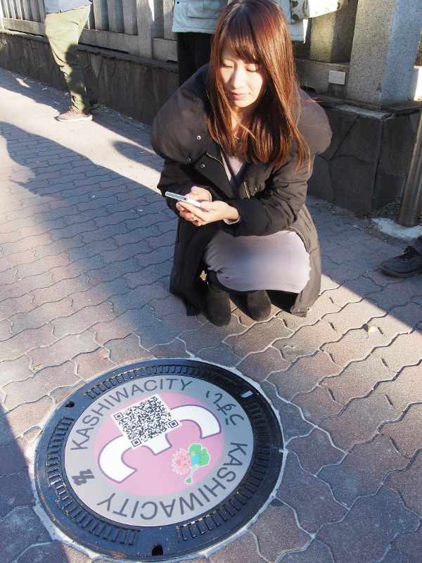 マンホール 暗い 汚い 払拭 ポップな図柄 柏市が５カ所に設置 スタンプラリーも 千葉 毎日新聞