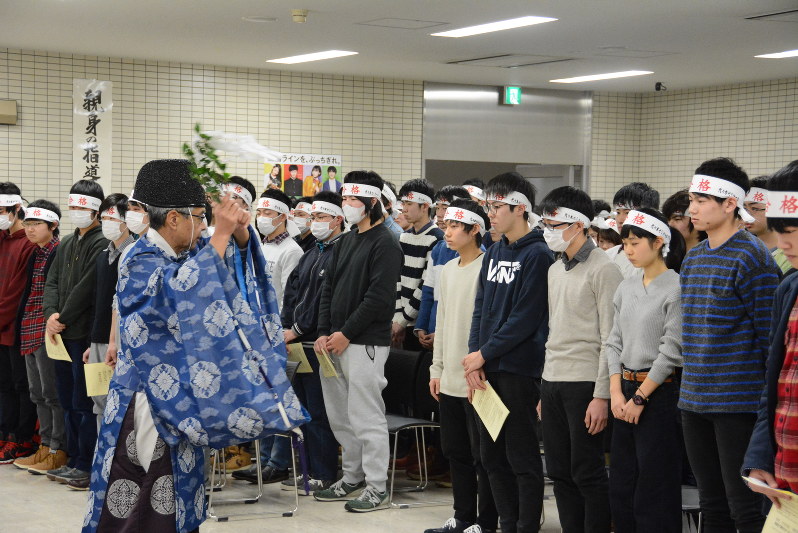 宮司から合格祈願を受ける生徒=新潟市中央区で