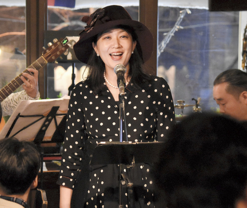 神戸を拠点に歌い続ける深川和美さん=神戸市中央区で2017年12月29日、待鳥航志撮影