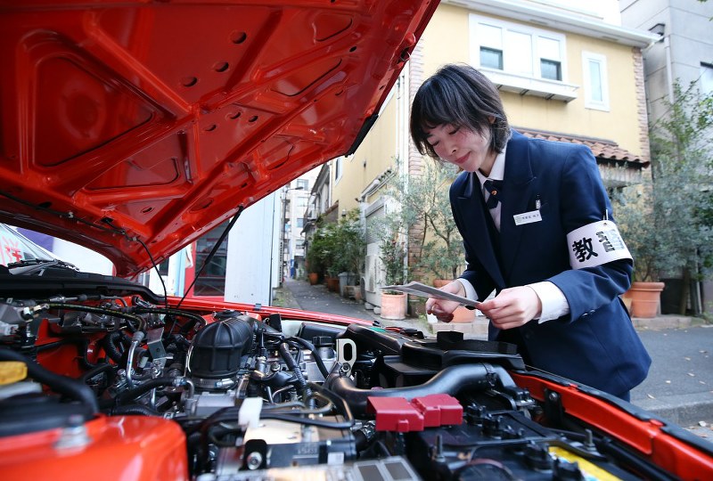 22歳で車の免許を取った。タクシードライバーになっていなければ、1人で車体を点検することもなかっただろう=東京都墨田区で