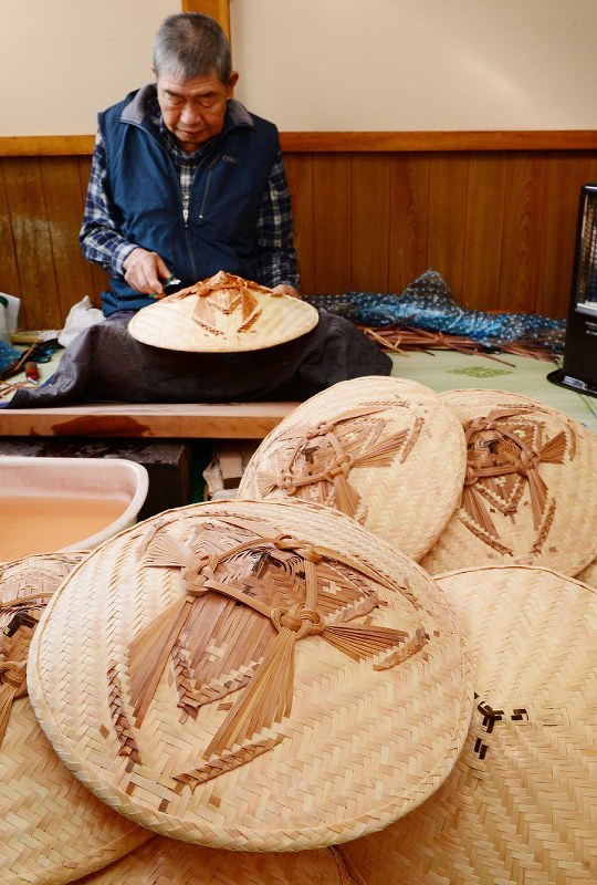 民芸品：宮笠作り最盛期 岐阜・高山 | 毎日新聞