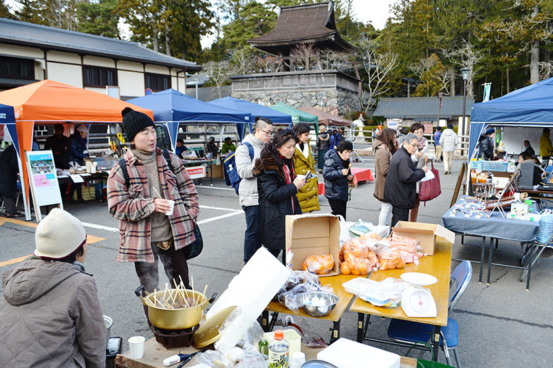 さまざまな地元産品を売る出店が並び、にぎわう「報恩高野市」=和歌山県高野町高野山で、松野和生撮
影