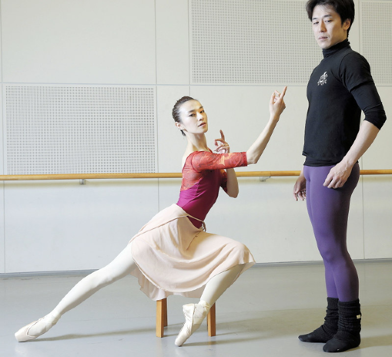 「ホフマン物語」でジュリエッタを演じる本島美和(左)。右はホフマン役の菅野英男=太田康男撮影