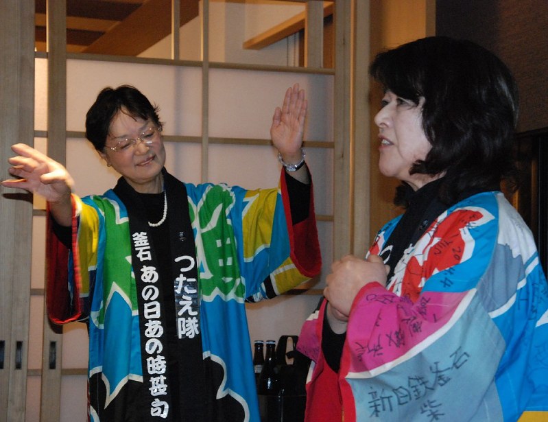 毎月11日の月命日に甚句を奏でる藤原マチ子さん(右)と北村弘子さん=岩手県釜石市鵜住居町で2017年12月11日