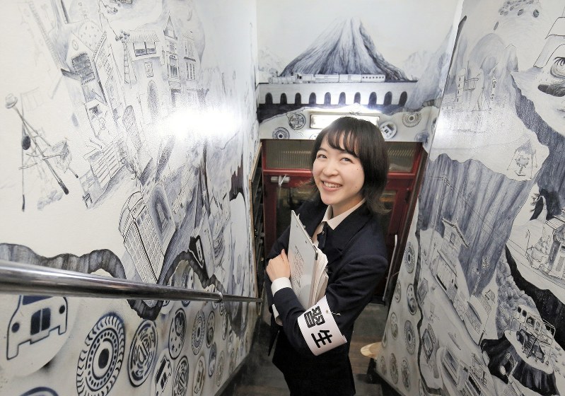 研修中の空き時間を使い、本社の壁に絵を描いた。殺風景だった社内が明るくなったと先輩たちにも好評だった=東京都墨田区で