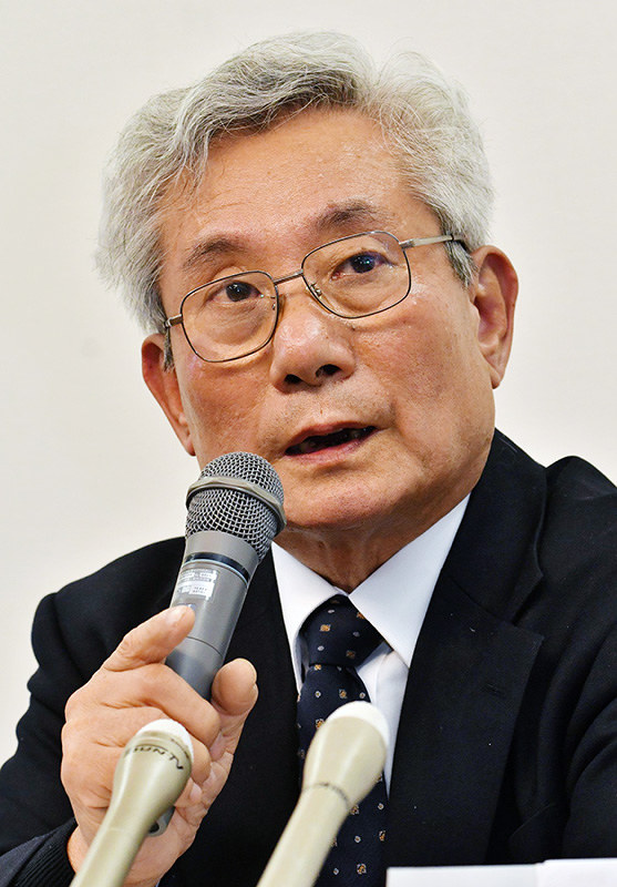 追悼の集いの遺族代表に決まり、思いを語る崔敏夫さん=神戸市役所で2018年1月10日、米山淳撮影