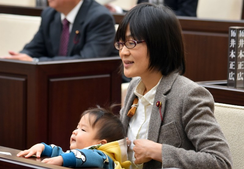子どもと一緒に本会議場の自席に座る緒方夕佳・熊本市議=2017年11月22日午前10時、城島勇人撮影