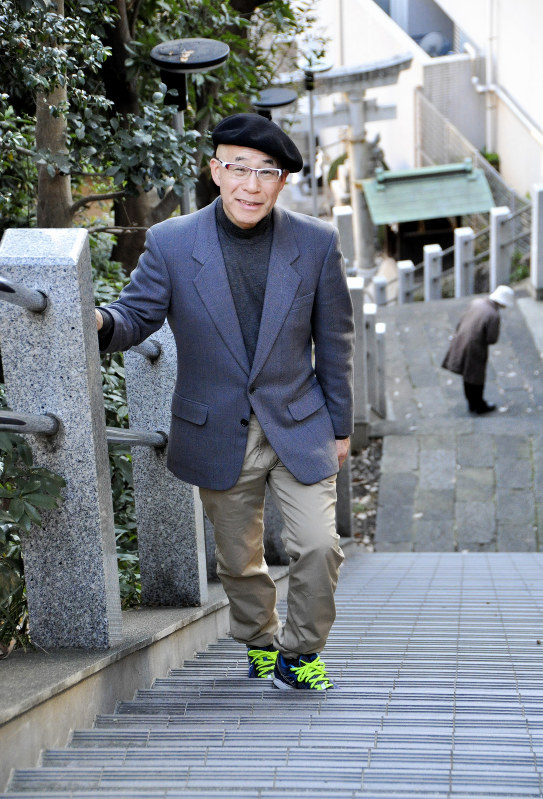 定年退職後、小学校への出前授業をライフワークにしている本川達雄さん=川崎市で