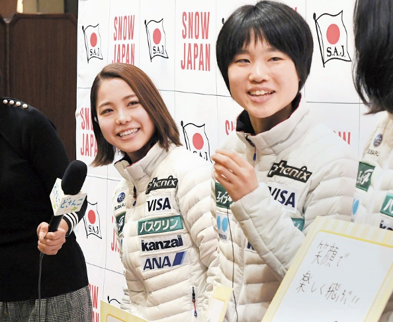 平昌五輪の代表に選ばれ笑顔でインタビューを受ける高梨沙羅(左)と伊藤有希=札幌市中央区で2018年1月11日、山崎一輝撮影