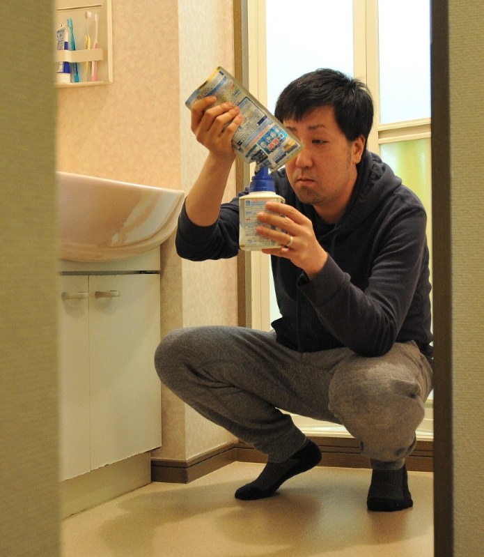 自宅で「名もなき家事」をこなす筆者。1人暮らしでもやることだが、家族がいると手間がかかる=妻・内藤絵美撮影