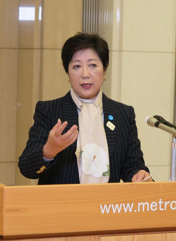 予算案の知事査定終了後、報道陣に説明する小池百合子知事=都庁で