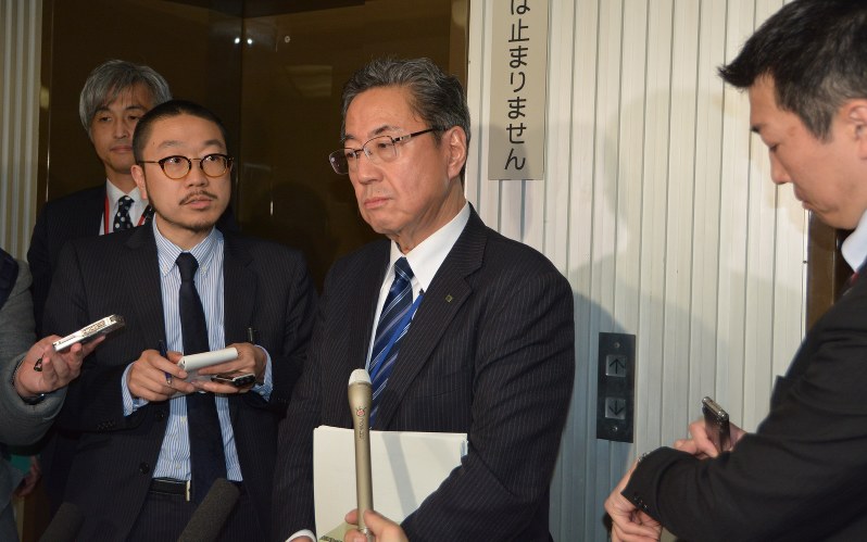 3者協議後、記者の質問に答える山谷吉宏副知事(右)=東京都千代田区で