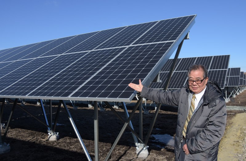 完成した大規模太陽光発電所を紹介する斎藤孝一さん=十和田市相坂で