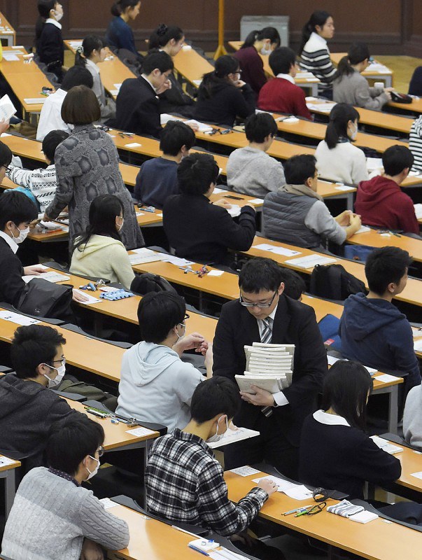 大学入試センター試験の開始を待つ受験生たち=東京都文京区の東京大学で13日午前9時10分、渡部直樹撮影
