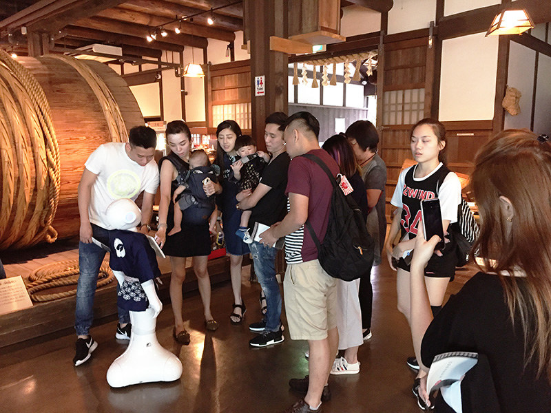 白鶴酒造の資料館では、ソフトバンクの人型ロボット「ペッパー」が訪日外国人を出迎える=神戸市東灘区で、同社提供