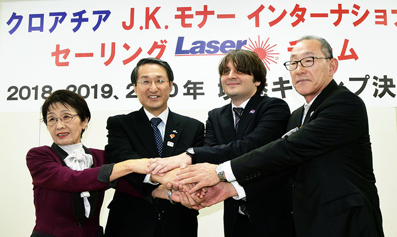 国際チームの境港キャンプ決定を喜ぶ平井伸治鳥取県知事(左から2人目)ら=鳥取県米子市の県西部総合事務所で、小松原弘人撮影