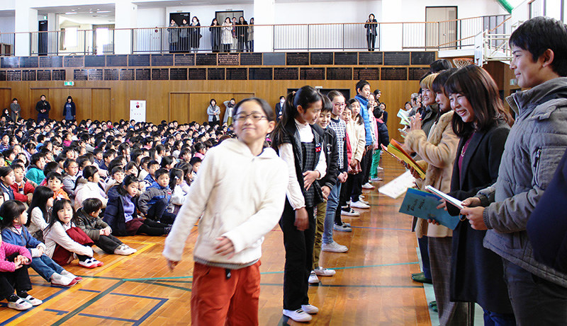 見守り活動 感謝 歌で手紙で 西宮 上ケ原小児童 関学生ボランティアらへ 兵庫 毎日新聞