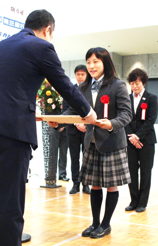 吉田沙保里大賞 全国枠 東京 安部学院高３年の須崎優衣さんに 世界レスリングで優勝 三重 毎日新聞