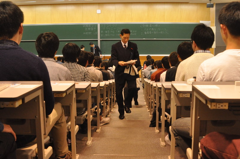 試験問題が配布され、試験開始を待つ受験生たち=仙台市青葉区の東北学院大土樋キャンパスで