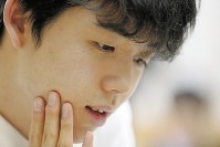 勝利後の感想戦に臨む藤井聡太四段。盤面を見つめ、思索を深める＝東京都渋谷区の将棋会館で２０１７年１２月７日、小川昌宏撮影