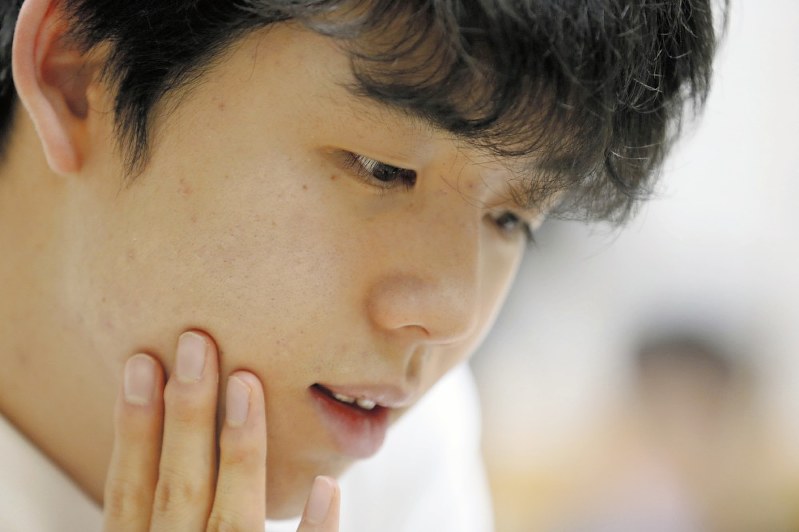 勝利後の感想戦に臨む藤井聡太四段。盤面を見つめ、思索を深める＝東京都渋谷区の将棋会館で２０１７年１２月７日、小川昌宏撮影