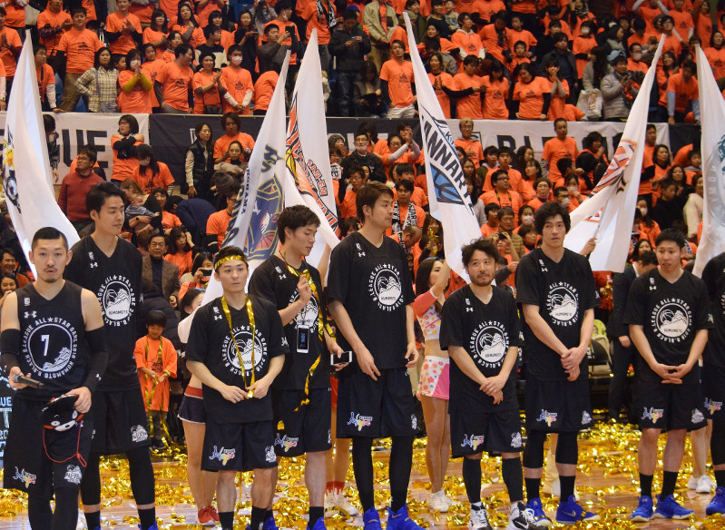 Bリーグオールスター戦のフィナーレで整列する選手たち=佐野優撮影