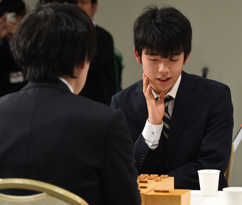 朝日杯将棋オープン戦で佐藤天彦名人(左手前)に勝利し、感想戦に臨む藤井聡太四段=名古屋市東区で2018年1月14日午後4時45分、木葉健二撮影