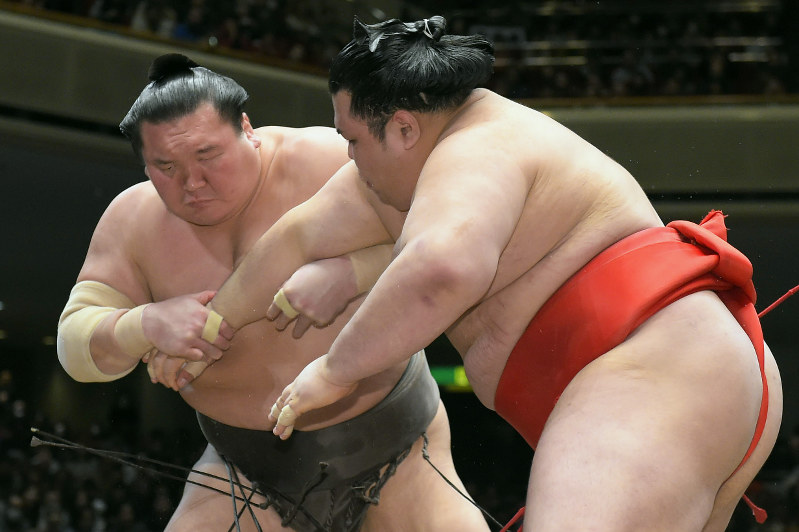 白鵬(左)が阿武咲を突き落としで降す=東京・両国国技館で2018年1月14日、渡部直樹撮影