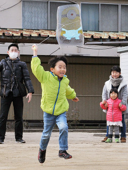 作ったばかりのたこを揚げる子どもたち＝広島県福山市水呑町の井上記念館で、松井勇人撮影