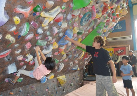 子どもたちを指導する緒方さん（左から２人目）