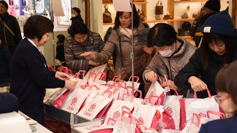 大沼山形本店で福袋に手を伸ばす買い物客たち=2018年1月2日、的野暁撮影