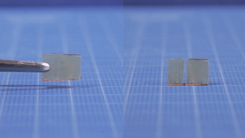 割れたガラスの破片同士(右)をくっつけて自己修復したガラス(左)=東京大学相田研究室提供