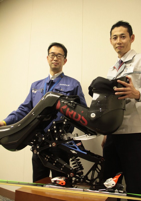 共同開発した森井大輝のチェアスキーを手にするトヨタ自動車の榎本さん(右)と日進医療器の山田さん