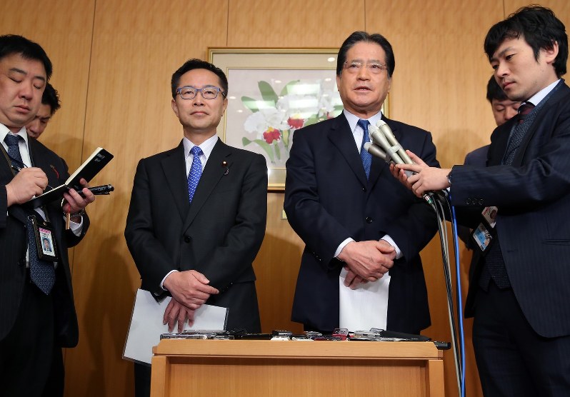 会談後、記者団の質問に答える民進党の増子輝彦幹事長(右)と希望の党の古川元久幹事長=国会内で15日、宮武祐希撮影