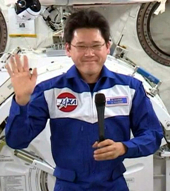 ISSに滞在している金井宣茂宇宙飛行士。地上の時より顔が丸くむくんでいる=JAXA提供