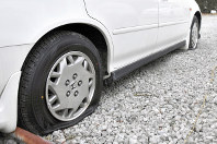 前後輪をパンクさせられた乗用車＝埼玉県春日部市備後西５の駐車場で、２０１８年１月５日、中川友希撮影