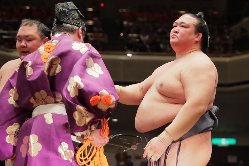 大相撲：稀勢の里に初日 得意の左おっつけ、復活の礎に | 毎日新聞