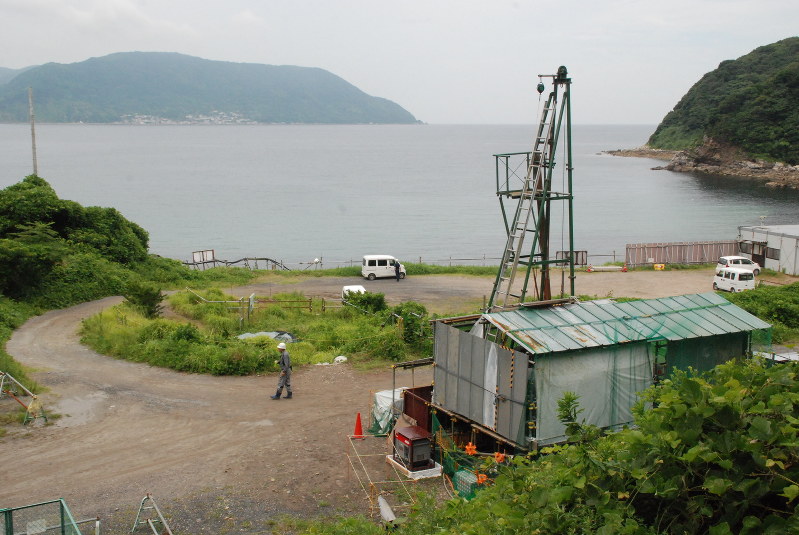 ボーリング調査用のやぐらが設置された上関原発建設予定地。左奥は祝島