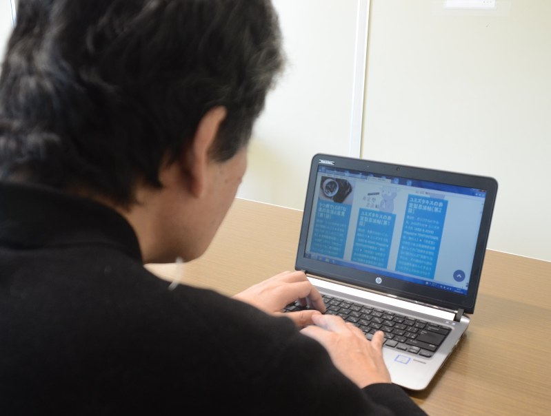 ウェブマガジン「D.culture」で当事者や家族に役立つ情報発信を続ける桐谷さん=東京都千代田区の毎日新聞社で2018年1月12日、谷本仁美撮影