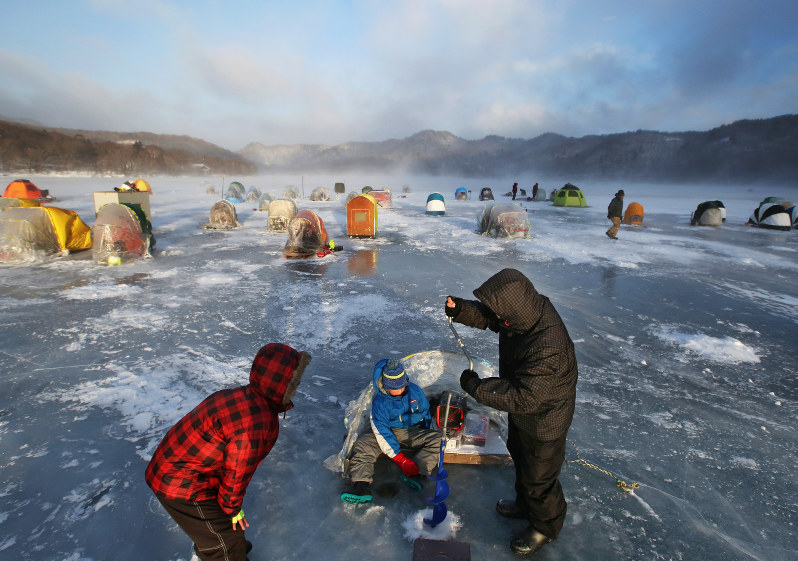 毎小ニュース 地域 氷の上でワカサギ釣り 群馬 毎日新聞