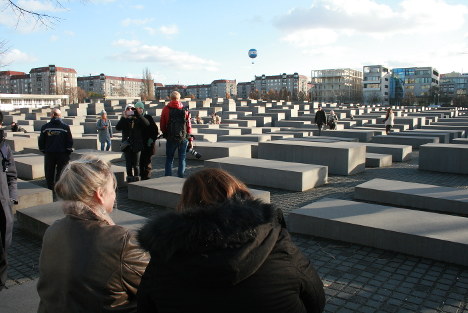 首都中心部にある「虐殺されたヨーロッパのユダヤ人のための記念碑」。地上部分は四角いコンクリート製の石碑群で、観光客らが訪れる＝ドイツ・ベルリン市で２０１７年１１月１７日、中村美奈子撮影