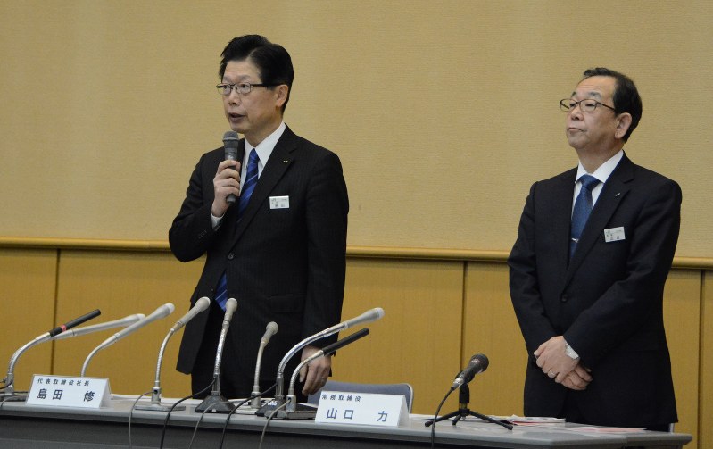 記者会見に臨むJR北海道の島田修社長(左)=札幌市中央区で