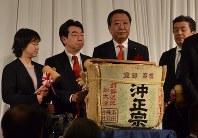 「新春の集い」に集まった（左から）舟山康江参院議員、近藤洋介前衆院議員、野田佳彦前首相＝米沢市金池２のグランドホクヨウで