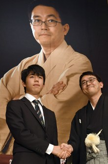 竜王就位式を前に握手する羽生善治竜王（右）と藤井聡太四段＝東京都渋谷区で１６日午後、根岸基弘撮影
