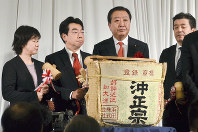 「新年の集い」に集まった（左から）舟山康江参院議員、近藤洋介前衆院議員、野田佳彦前首相＝山形県米沢市金池２のグランドホクヨウで２０１８年１月１４日午後４時５分、野間口陽撮影