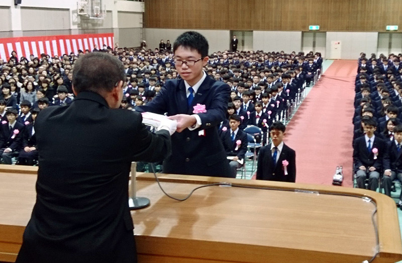 卒業式 近大和歌山高生 巣立つ 県内で最も早く 和歌山 毎日新聞