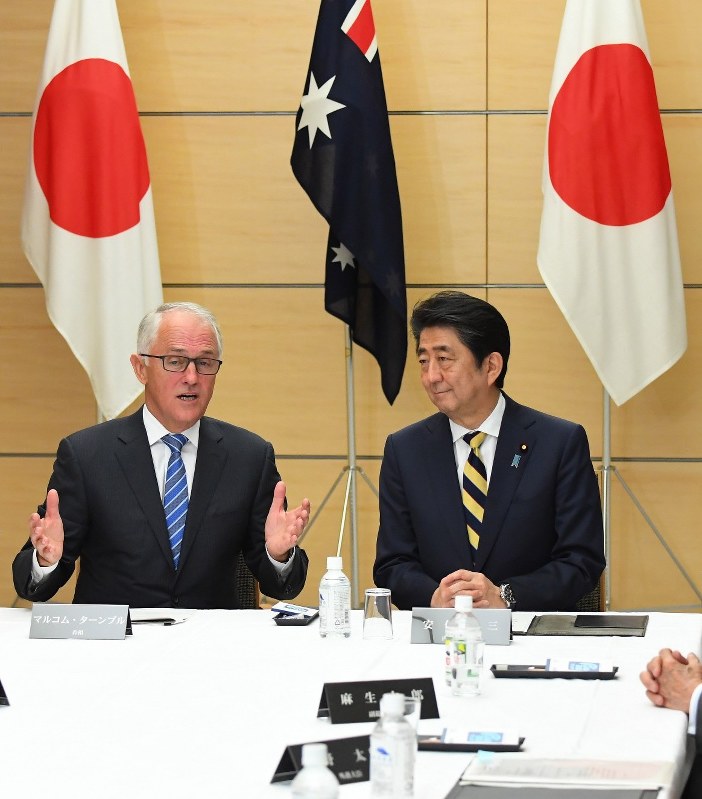 NSC特別会合であいさつするターンブル豪首相(左)と安倍晋三首相=首相官邸で2018年1月18日午後6時6分、川田雅浩撮影